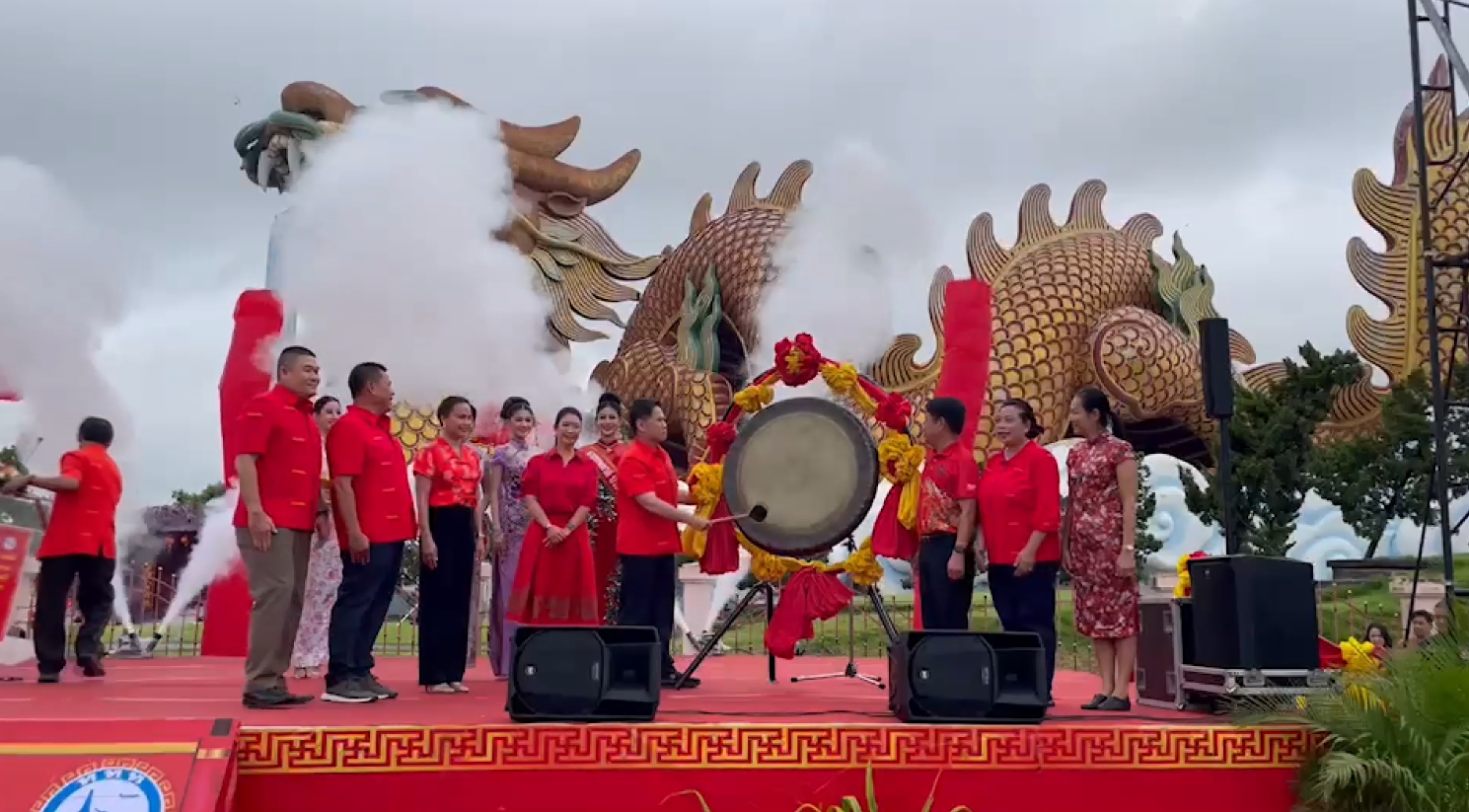 สุพรรณบุรีเปิดงานประเพณีทิ้งกระจาดอย่างยิ่งใหญ่ 