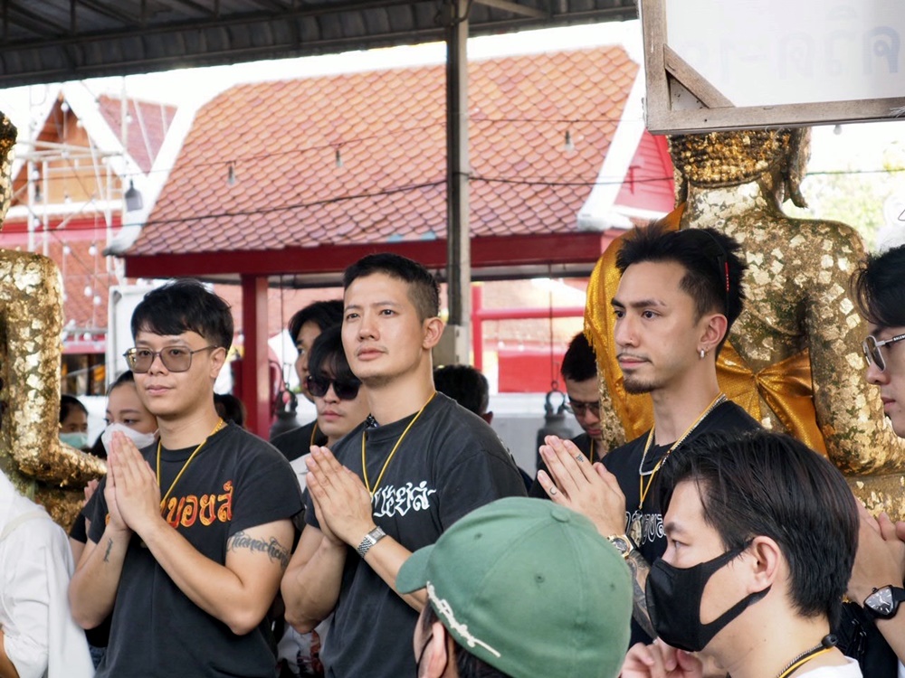 “เป้ อารักษ์-ธามไท” ร่วมพิธีปลุกเสก "ขุนแผนแสนสะท้าน" พร้อมชมโบสถ์มอญมหาอุต