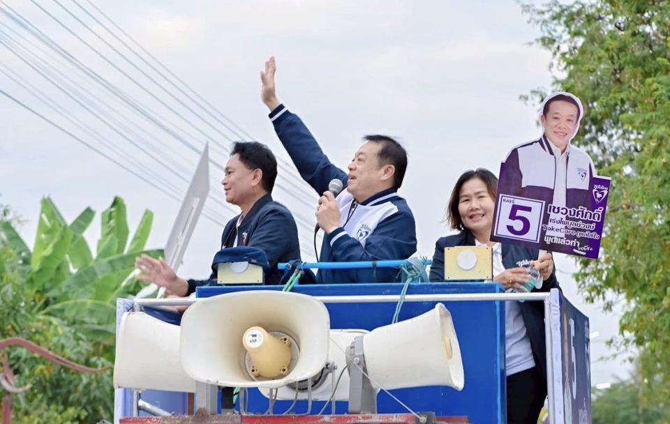 ไม่แผ่ว! “เชวงศักดิ์” เบอร์ 5 ภูมิใจไทย ขึ้นรถแห่อ้อนขอคะแนน ชาวบ้านแห่รับคึกคัก