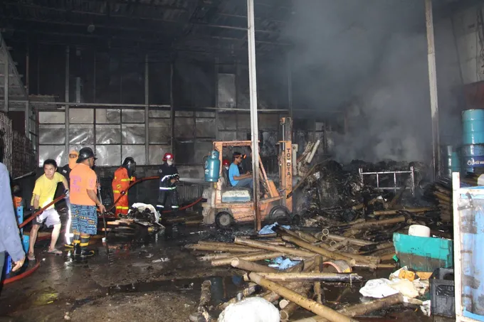 ไฟไหม้โรงงานรับซื้อของเก่าหวิดวอดทั้งหลัง  คาดไฟฟ้าลัดวงจร