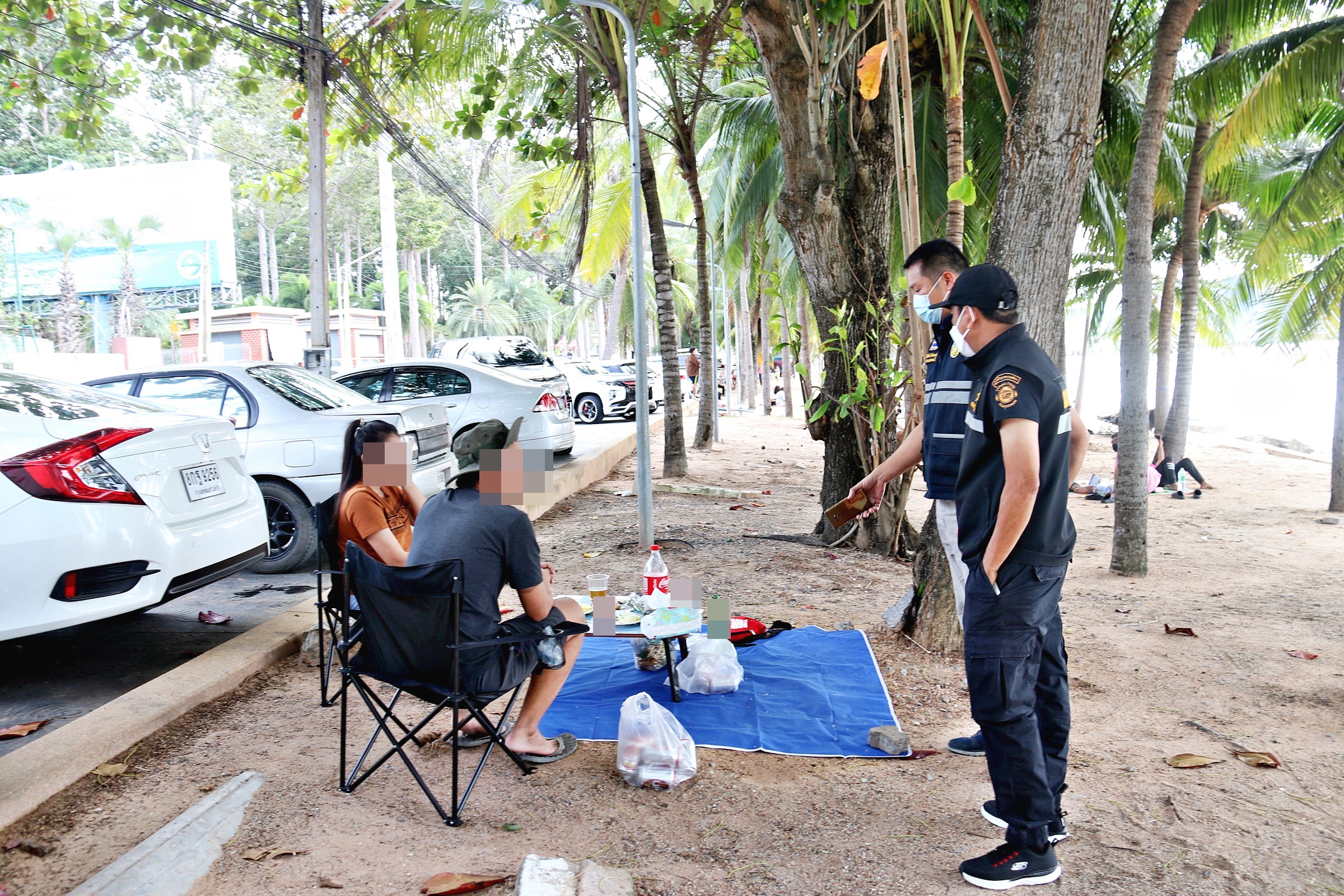 จับกลุ่มนักท่องเที่ยวนั่งดื่มสุราชายหาดบางเสร่ฝ่าฝืนพรก. 