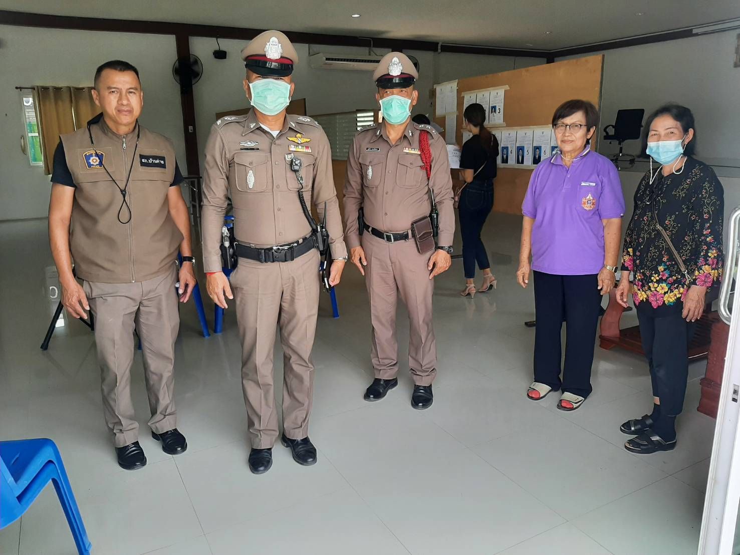 ตำรวจบ้านค่ายจัดกำลังพลออกตรวจเข้มหีบ-คูหาเลือกตั้งนายกเทศบาลฯ