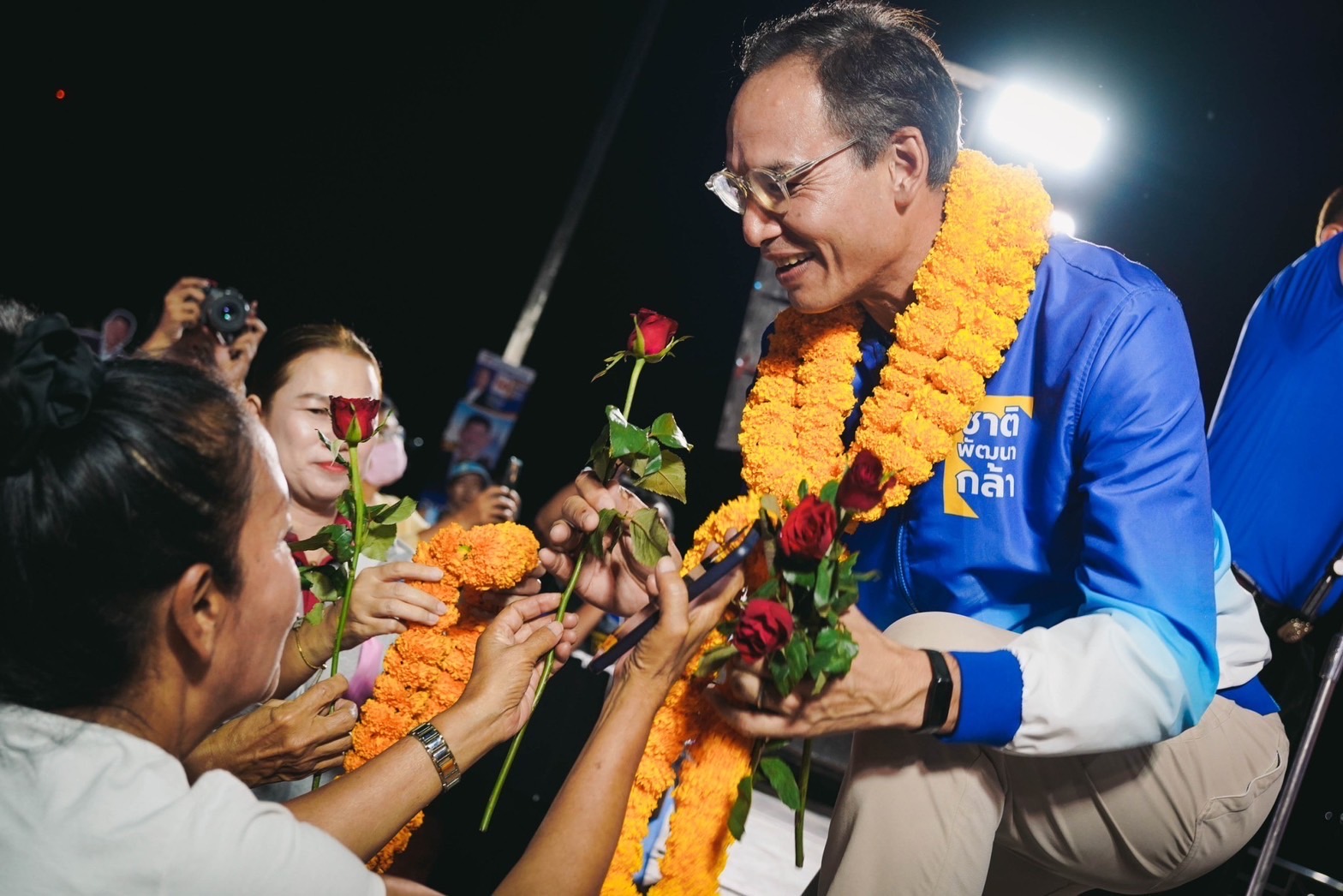 “กรณ์” ควง “จูรี” บุก สุราษฎร์ฯ ช่วย 4 ผู้สมัคร หาเสียง ประชาชนต้อนรับคึกคัก ขานรับนโยบายพรรค แก้ปัญหาปากท้องได้จริง