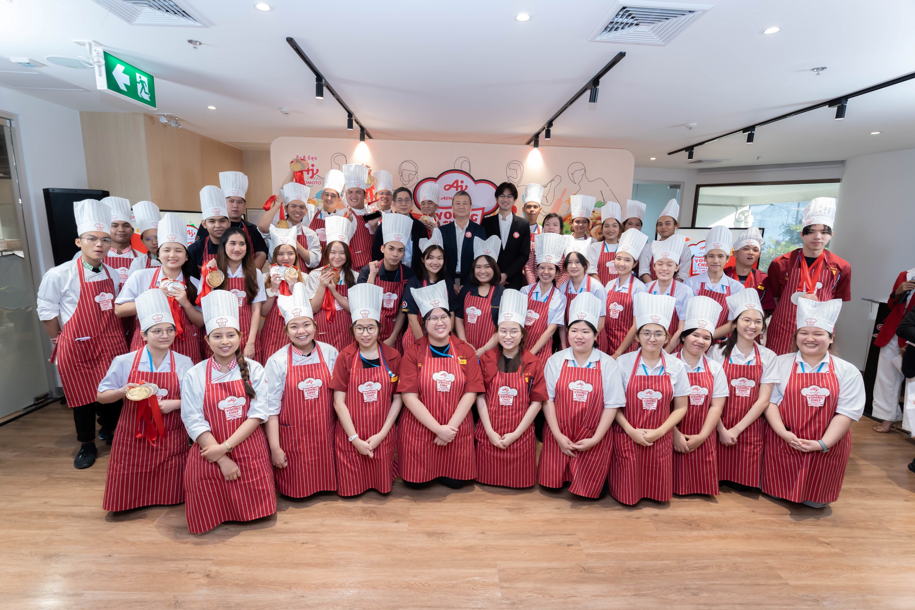 สุดยอดเชฟรุ่นใหม่ในโครงการ Ajinomoto Young Chef Thailand จากการแข่งขันสร้างสรรค์เมนูอาหารลดโซเดียมครั้งแรกของไทย