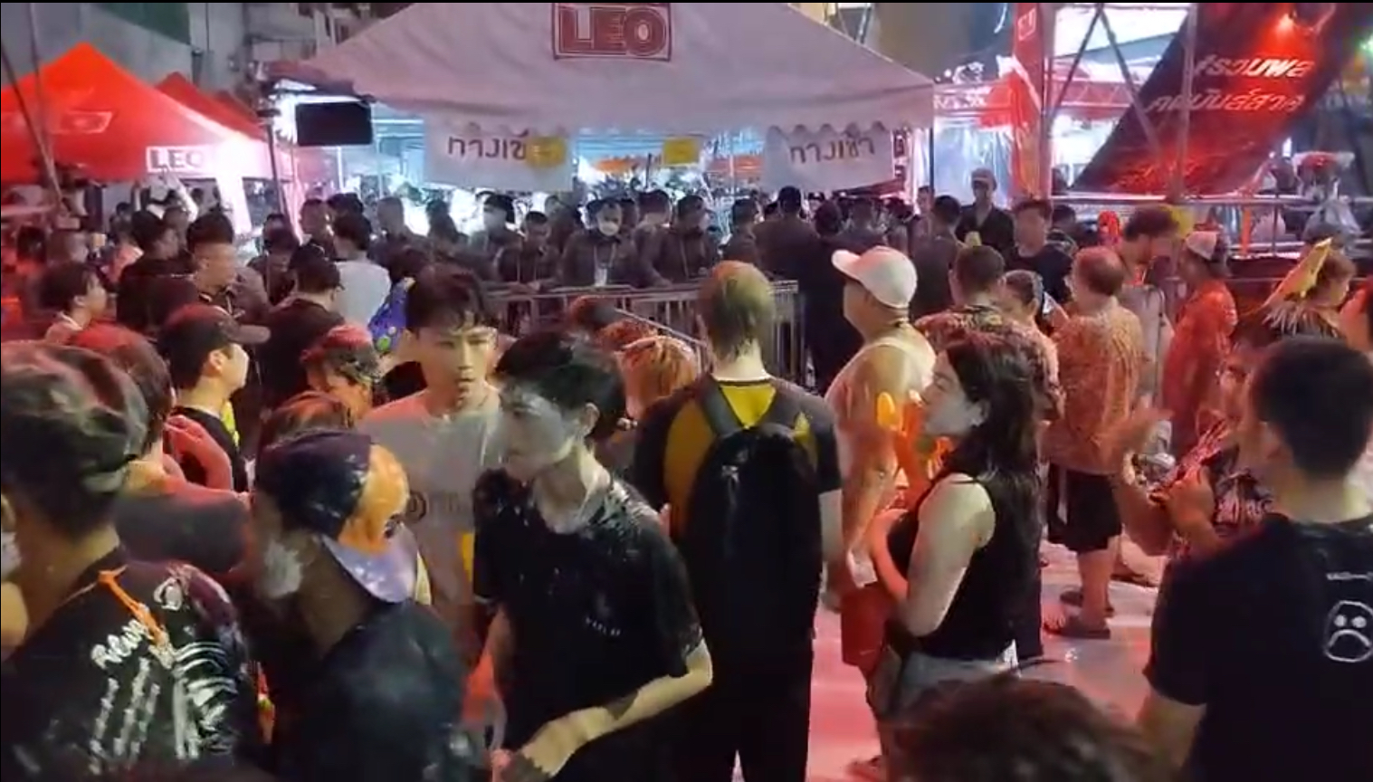 ประกาศปิดถนนข้าวสารก่อนเวลา  เนื่องจากภายในพื้นที่ไม่สามารถรองรับนักท่องเที่ยวได้อีก 