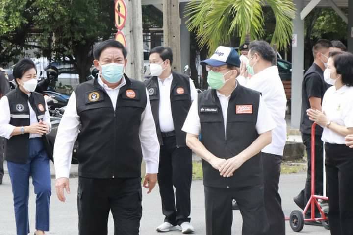 ผู้ว่าฯกทม.พร้อมผู้บริหารตรวจสถานที่ตั้งศูนย์พักคอยเพื่อส่งต่อผู้ป่วย covid-19 เขตดอนเมือง 