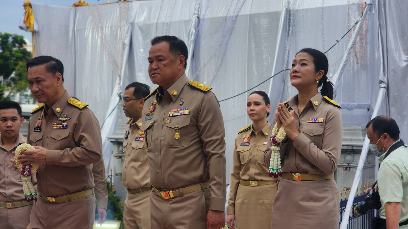 "อนุทิน" นำ 3 รมช.มท. สักการะสิ่งศักดิ์สิทธิ์ พร้อมแนะนำ "ซาบีดา-ธีรรัตน์" บอกไม่ใช่คนหน้าใหม่ทางการเมือง