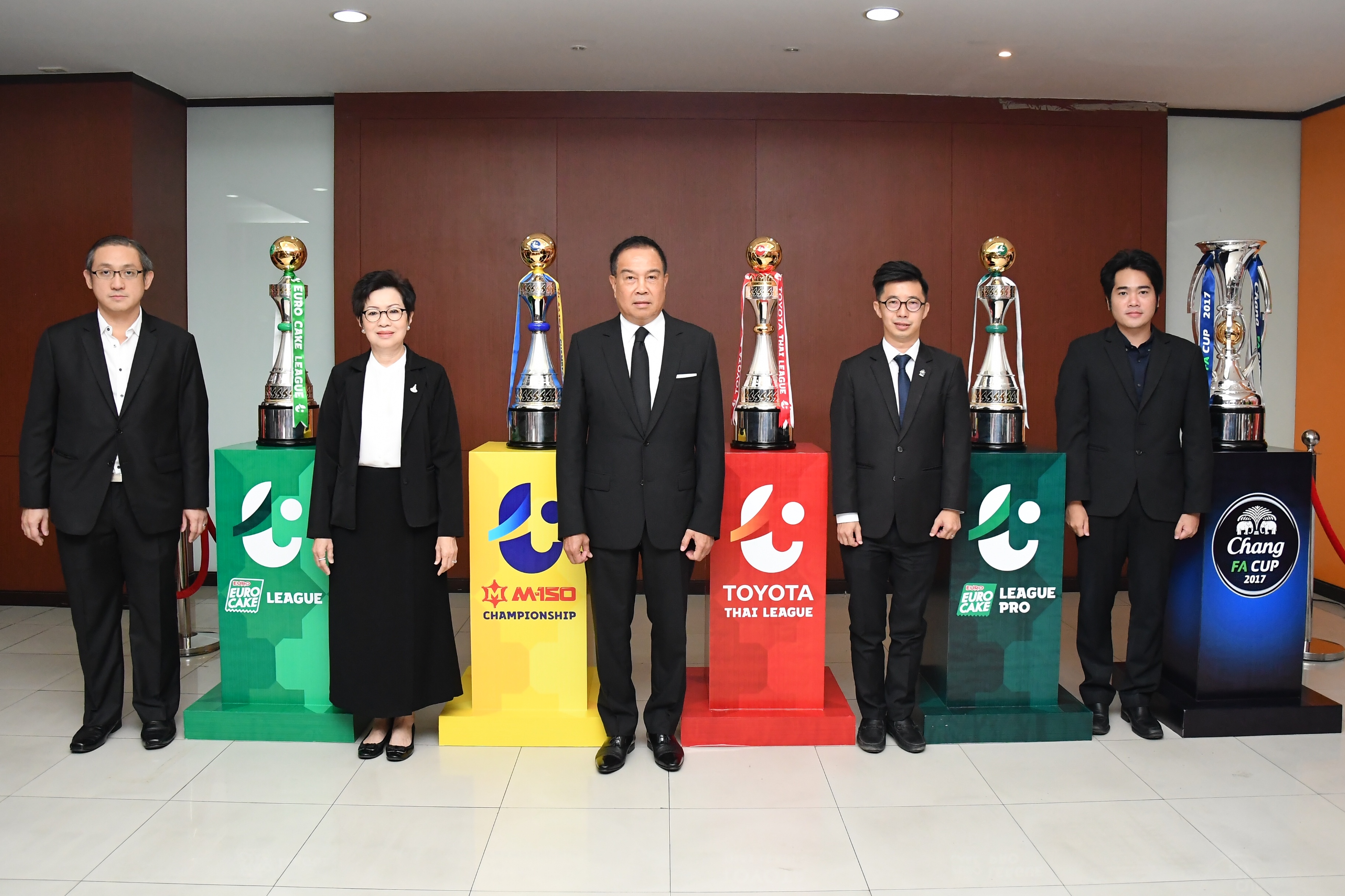 "บิ๊กอ๊อด" แถลงข่าวเปิดตัวถ้วยรางวัลใหม่ฟุตบอลไทยลีก 1-4 และเอฟเอ คัพ