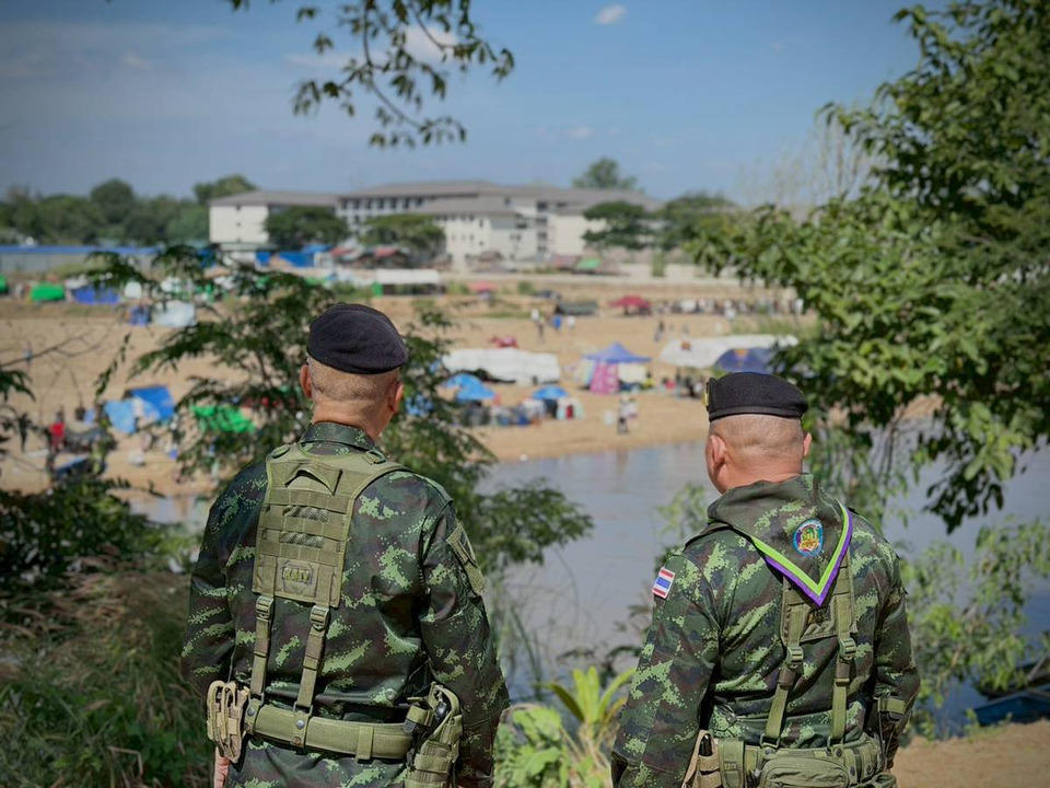 ผบ.กองกำลังนเรศวร ลงแม่สอด ติดชายแดนไทย-เมียนมา มอบของช่วยประชาชนที่ได้รับผลกระทบ 