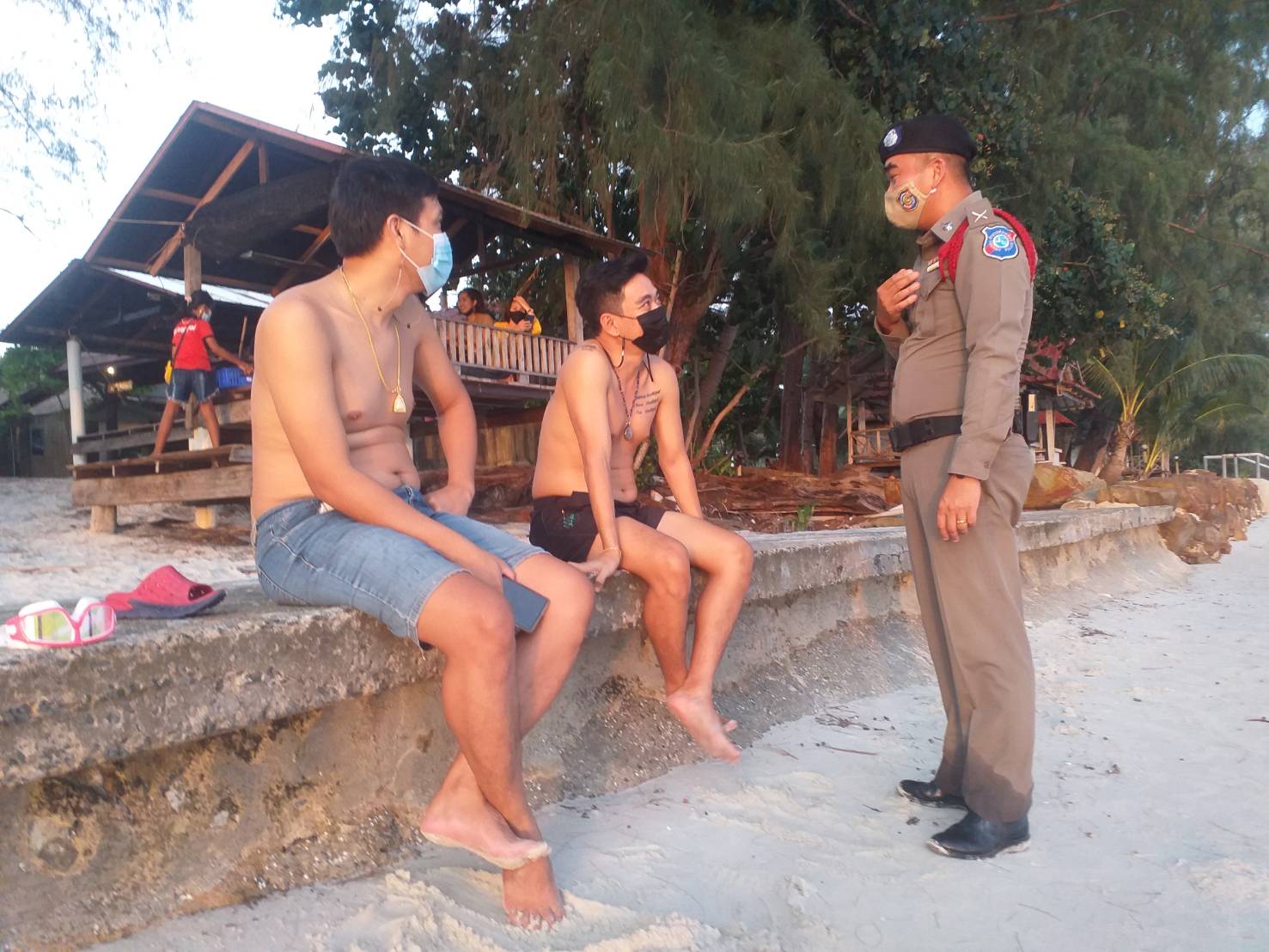 ตร.ท่องเที่ยวตราด เตือน นทท.ลงเล่นน้ำทะเล เสี่ยงแมงกระพรุนกล่อง เร่งประชาสัมพันธ์ หลังชาวประมงถูกพิษได้รับบาดเจ็บ