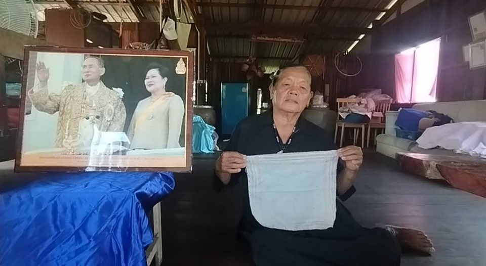 ป้าทองดำวัย 71 รำลึกสุดหัวใจ! เก็บผ้าเช็ดหน้ารองฝ่าพระบาทในหลวง ร.9-สมเด็จพระพันปีหลวง ขอยึดไว้จนสิ้นลมหายใจ 