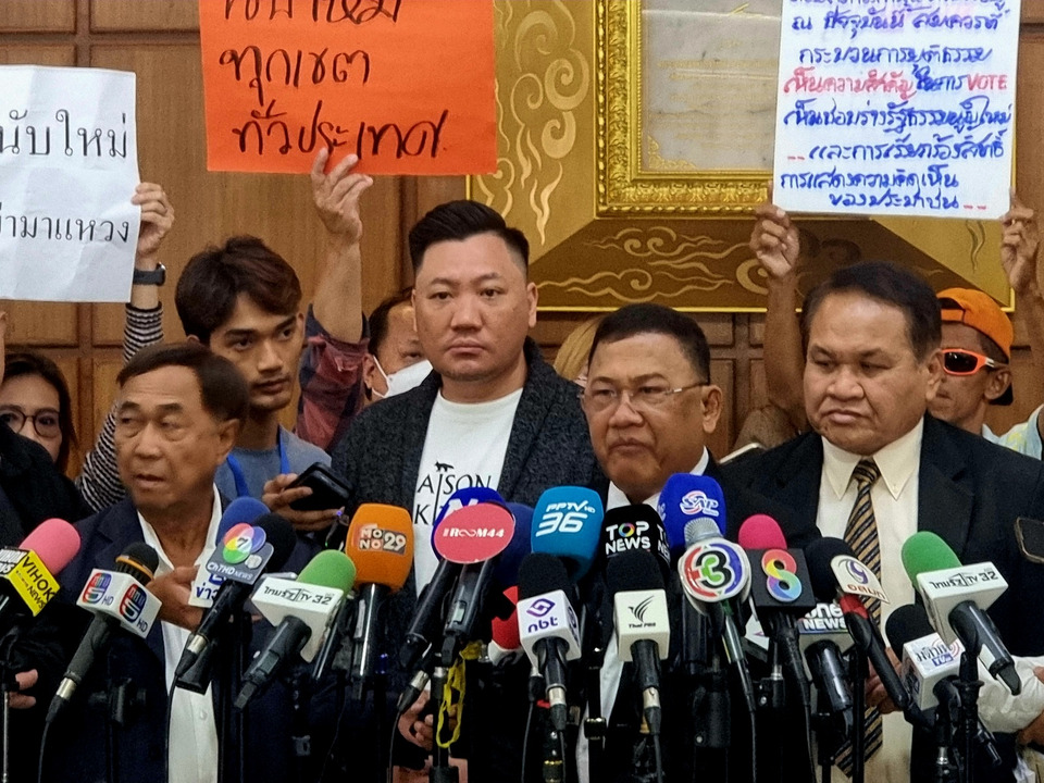"มดเล็ก ศักดิ์ชาย" ลุยกกต.ยื่นคัดค้านผลเลือกตั้ง เขต 1 ฉะเชิงเทรา พบผู้สมัครคู่แข่งแจกแบงก์เทา