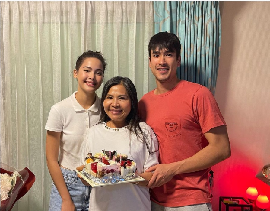 'ณเดชน์-ญาญ่า' เซอร์ไพรซ์จัดเค้กอวยพรวันเกิด 'แม่แก้ว'