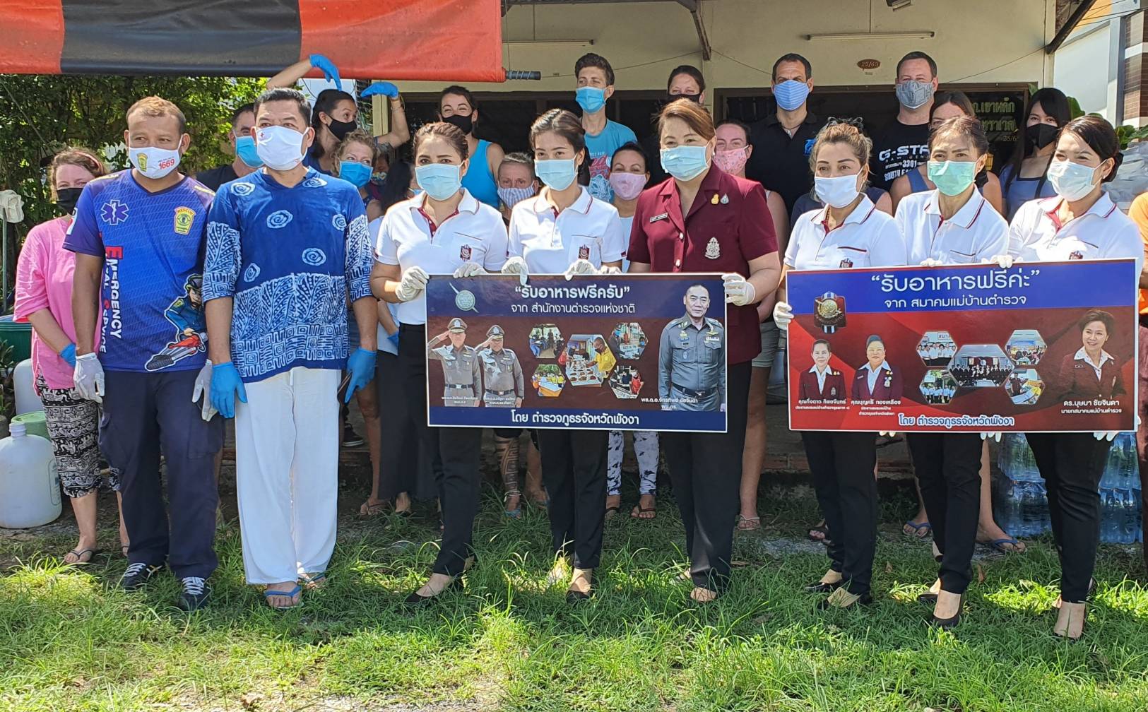 สิ่งดีๆยังมีในสังคมไทย กลุ่มชาวต่างชาติน้ำใจงาม ร่วม สมาคมแม่บ้านตำรวจพังงา ทำข้าวกล่องแจกชาวบ้านที่ประสบภัยโควิด-19