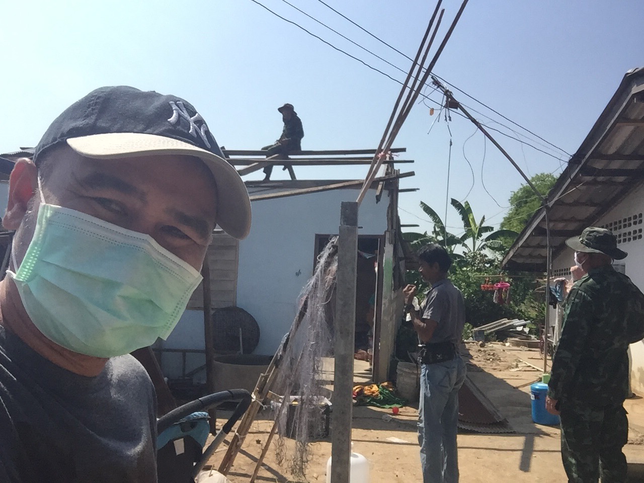 "ผญบ.ทุ่งทอง กาญจนบุรี" หวั่นฤดูฝนย่างกรายพายุไซโคลนอำพันถล่มซ้ำ  ร่วมทหารช่างมทบ.17 ซ่อมแซมบ้านลูกบ้าน 12 หลัง