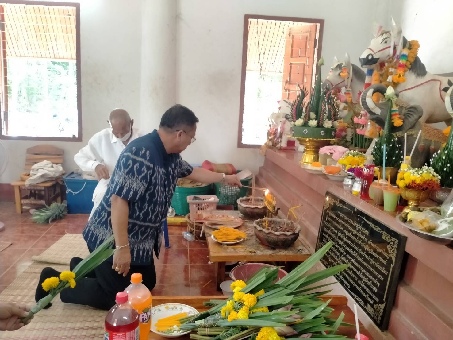 บ้านคำบิด สกลนครสืบสานประเพณีเลี้ยงผีปู่ตาขอฟ้าขอฝนที่ศาลเจ่าปู่คำแฮด อยู่เย็นเป็นสุข