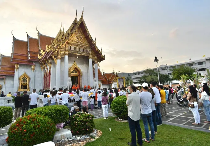 พุทธศาสนิกชนเวียนเทียน"อาสาฬหบูชา"วัดเบญจมบพิตร
