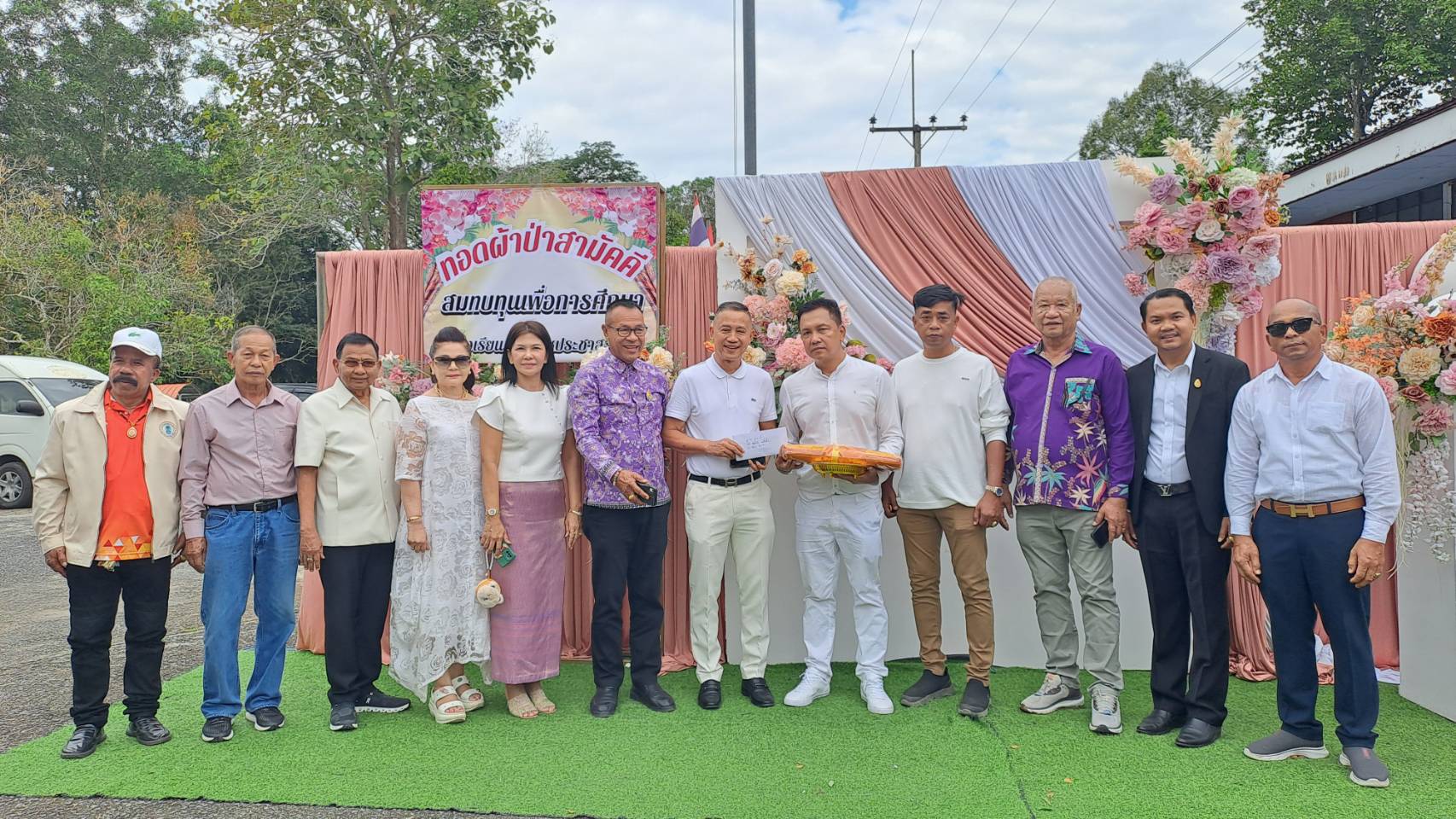 สุวิทย์ พันธ์เสงี่ยม ผู้ตรวจราชการกรมโยธาธิการและผังเมือง มอบทุนการศึกษา แก่นักเรียน รร.ทุ่งสงสหประชาสรรค์