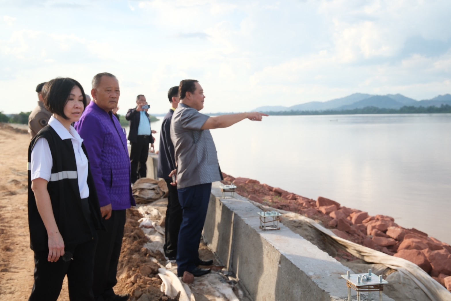 นครพนมพบปัญหากัญชาสวมสิทธิ์ทะลักชายแดนบ้านแพง ด้านรมว.ยุติธรรมลงพื้นที่สั่งการข้าราชการลุยปราบยาเสพติด  