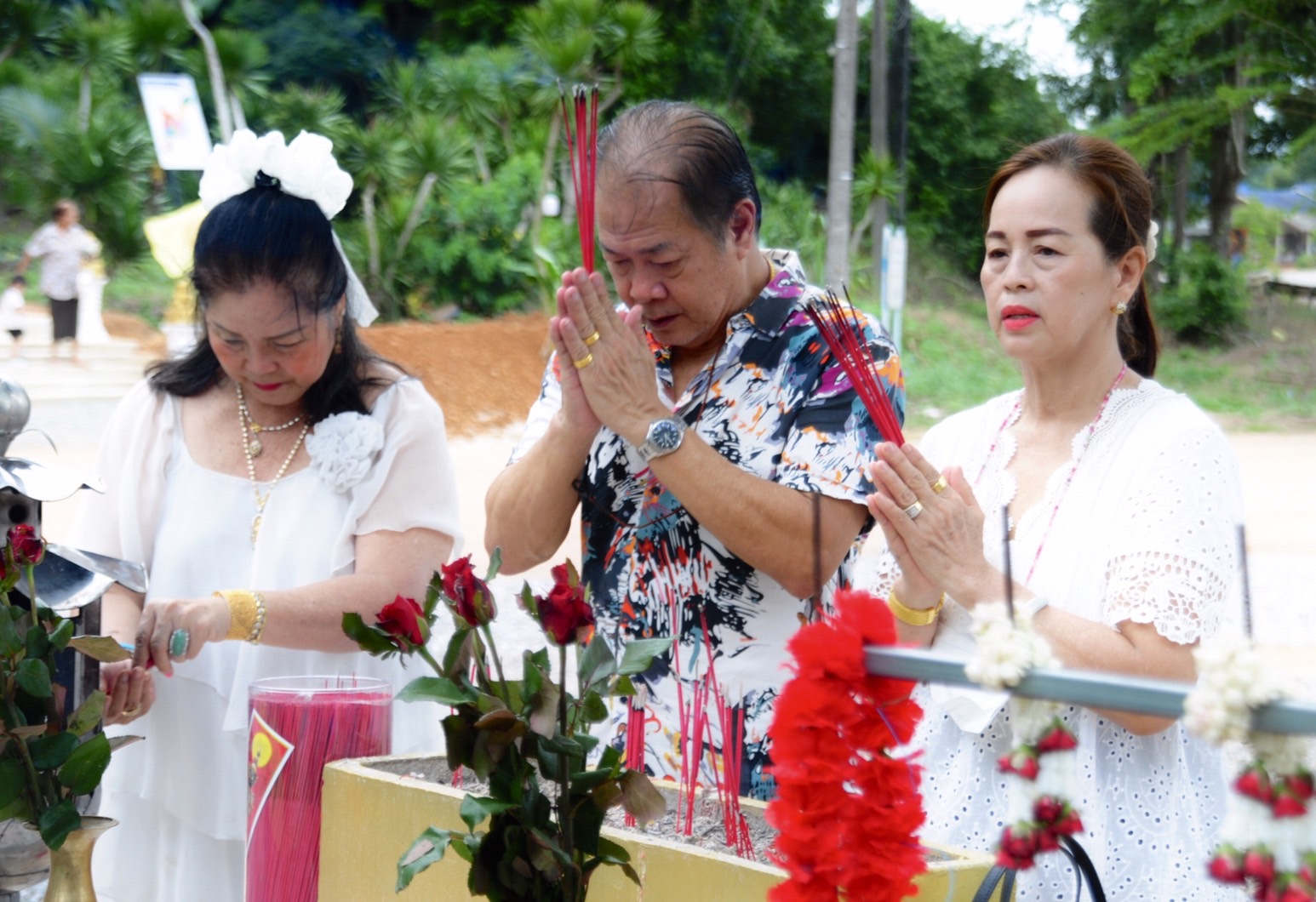 เจ้าของธุรกิจดังระยอง จัดนางรำแก้บนท้าวเวสสุวรรณวัดเนินสุข หลังโชคดีถูกสลากกินแบ่งรัฐบาลรางวัลที่ 2