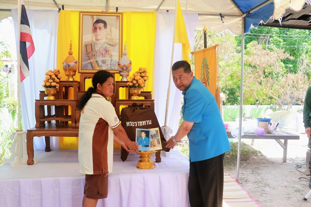 มูลนิธิราชประชานุเคราะห์ในพระบรมราชูปถัมภ์มอบเงินราษฎรที่ประสบอัคคีภัยในอำเภอธวัชบุรี จังหวัดร้อยเอ็ด 