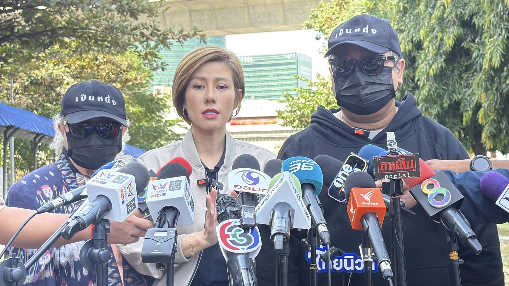 "ต้นอ้อ เป็นหนึ่ง" พาเพื่อนร่วมรุ่นหมอบุญ โร่แจ้งเอาผิด หลังถูกชักชวนลงทุนหุ้นรพ. สูญเงินกว่า 25 ล้าน