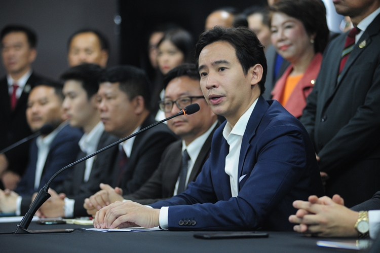 “พิธา” นำ “55ส.ส.” ย้ายเข้าบ้านใหม่ ยัน"ธนาธร-ปิยบุตร"ไม่เกี่ยวข้อง ปัดกังวลโดนยุบซ้ำ