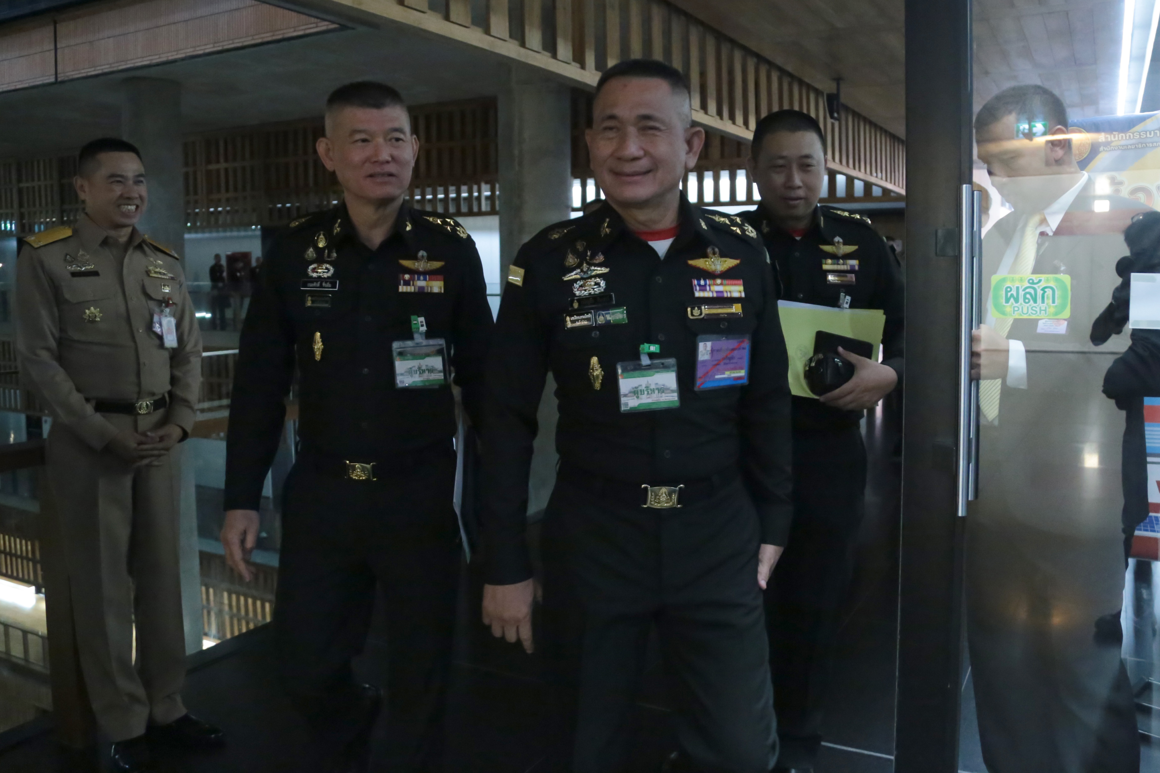 "ผบ.เหล่าทัพ" ตบเท้าแจง กมธ.งบฯ 68 "ผบ.ทอ." เผย “สุทิน” จ่อชง 2 แบบเครื่องบินรบให้นายกฯ เคาะวันนี้