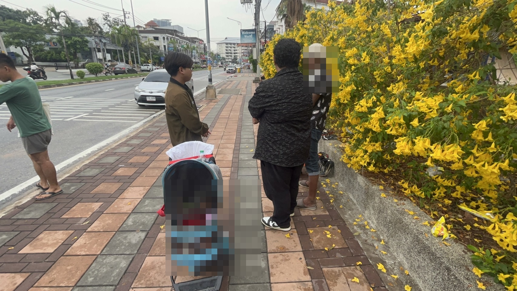 ชาวเมืองพัทยาสุดเวทนาพบเด็กน้อยเดินเร่ร่อนไร้การดูแลไร้ผู้ปกครองแจ้งหน่วยงานรับตัวไปสงเคราะห์ 