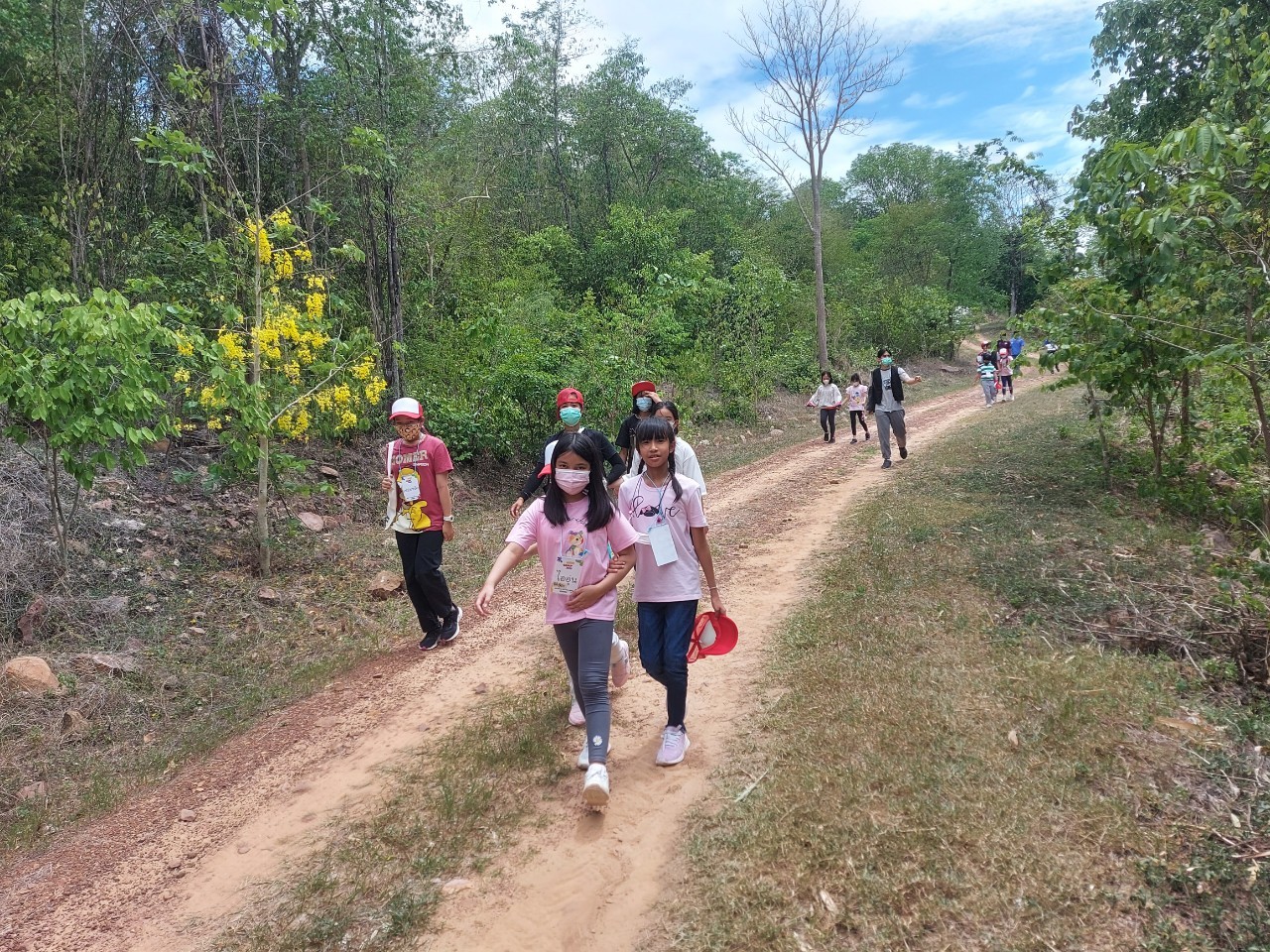 กรมป่าไม้ - CPF พาน้องๆ เรียนรู้ฟื้นฟูป่า ผ่านห้องเรียนธรรมชาติ โครงการ"รักษ์นิเวศ เขาพระยาเดินธง" 