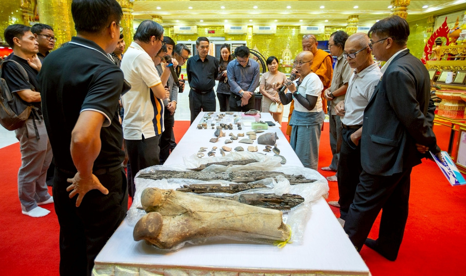 ม.ศิลปากรส่งมอบซากเรือโบราณ 1,200 ปี ให้วัดไผ่ล้อม เปิดหลักฐานใหม่ยุคทวารวดี