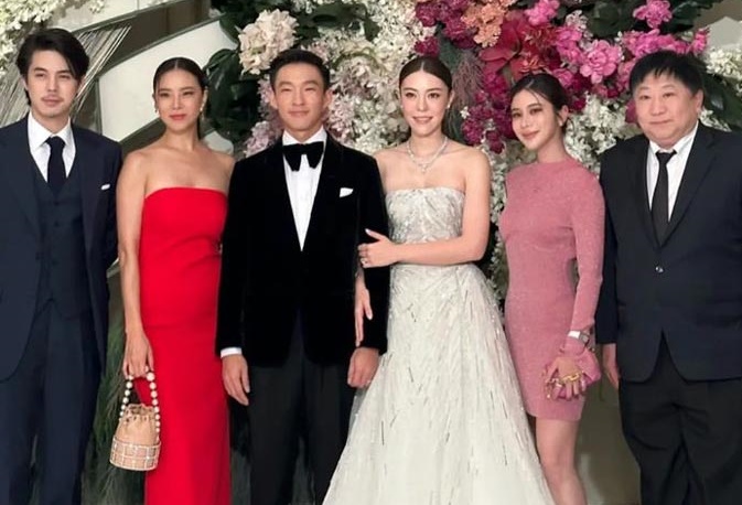 ยังไง! ชาวเน็ตจับตา "พีช พชร" ร่วมเฟรม "เก้า สุภัสสรา" งานแต่งพี่สาว
