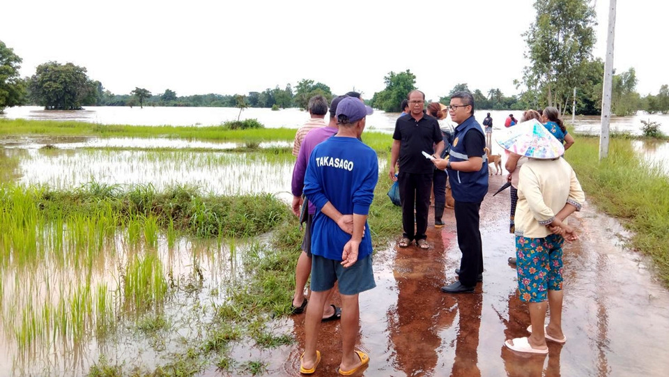 ฝนถล่มสกลนคร น้ำท่วมอากาศอำนวย ช่วยชาวบ้านอพยพปลอดภัย คาดสถานการณ์คลี่คลายโดยเร็ว