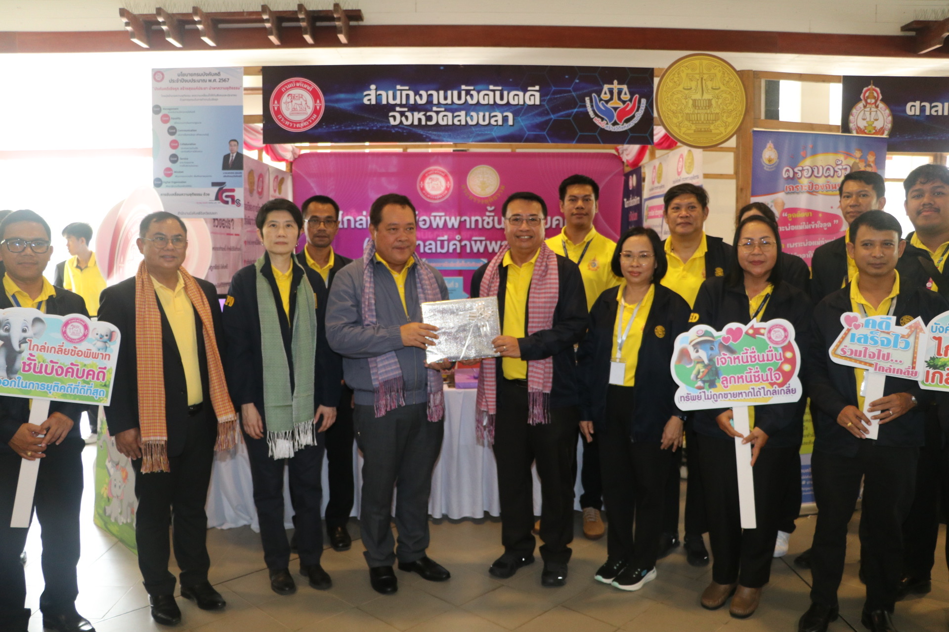 “ทวี” ลุยแก้หนี้สงขลา มีประชาชนเข้าร่วมนับพันคน 