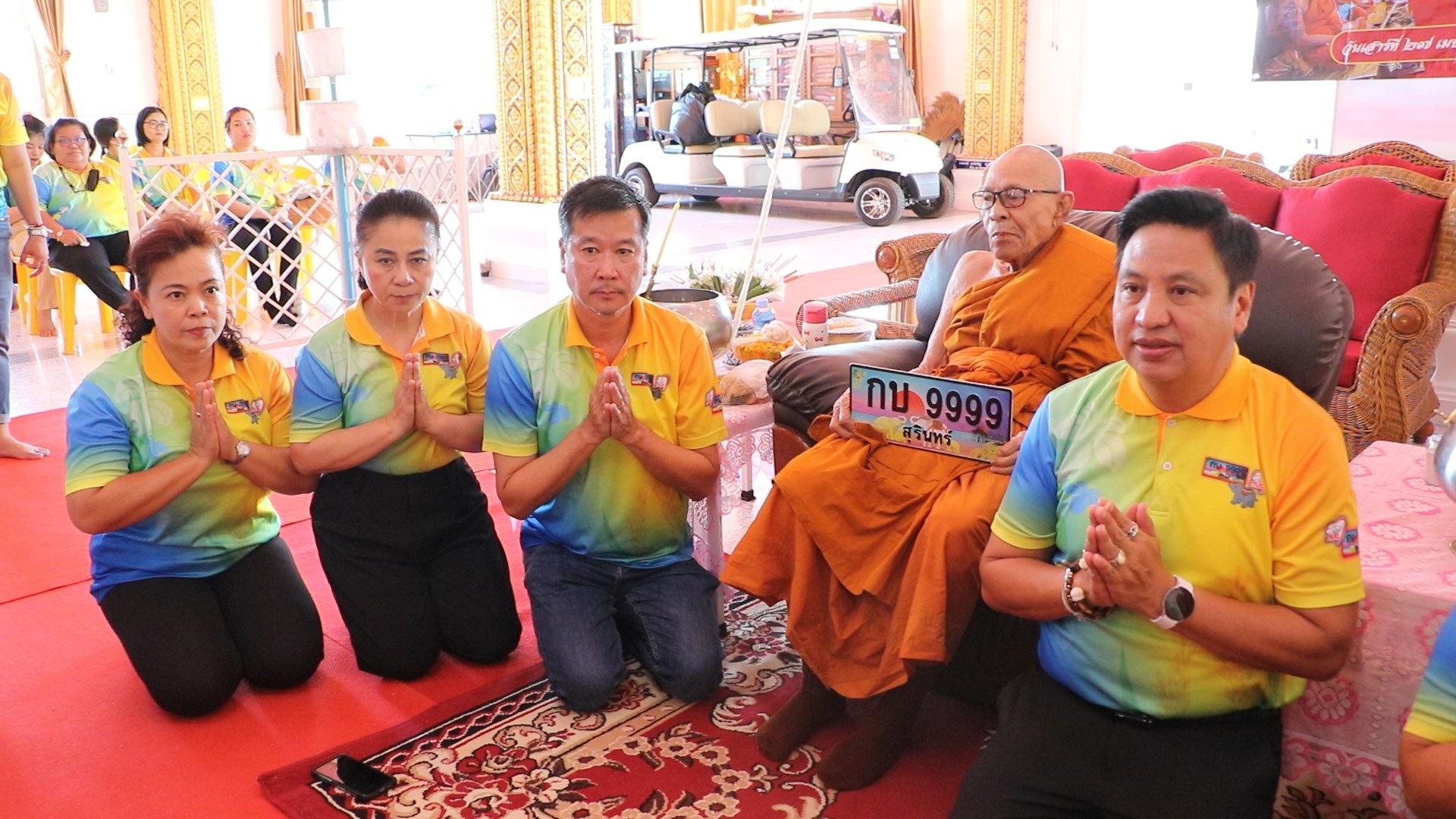 ขนส่งจังหวัดสุรินทร์นำป้ายทะเบียนรถสวยแห่รอบเมืองช้างกระตุ้นความต้องการของประชาชน