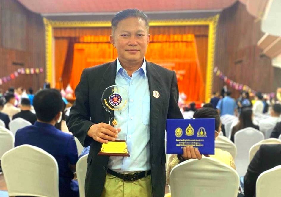 ยินดี!! ผู้ช่วยศาสตราจารย์ ราชวงศ์ นวลอินทร์ รับรางวัล โล่รางวัลเกียรติคุณ บุคคลต้นแบบของสังคมและประเทศชาติ