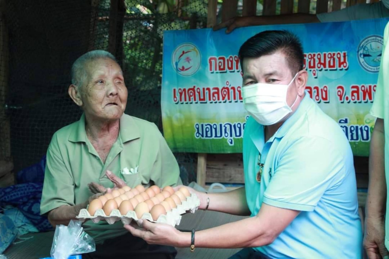เทศบาลตำบลบ้านท่าหลวงนำคณะบริหาร พนักงาน เยี่ยมปลอบขวัญบ้านผู้สูงอายุ และผู้พิการ
