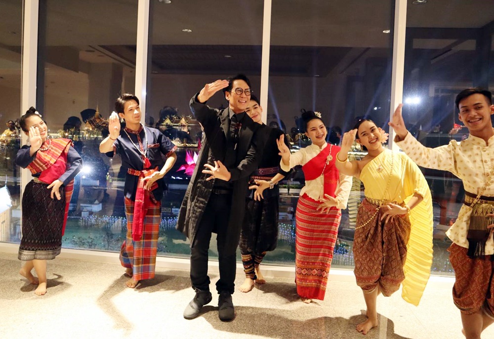 "เบิร์ด-ธงไชย" ร่วมแสดงศิลปทางวัฒนธรรม ในงานเลี้ยงรับรองอาหารค่ำผู้นำเขตเศรษฐกิจเอเปค