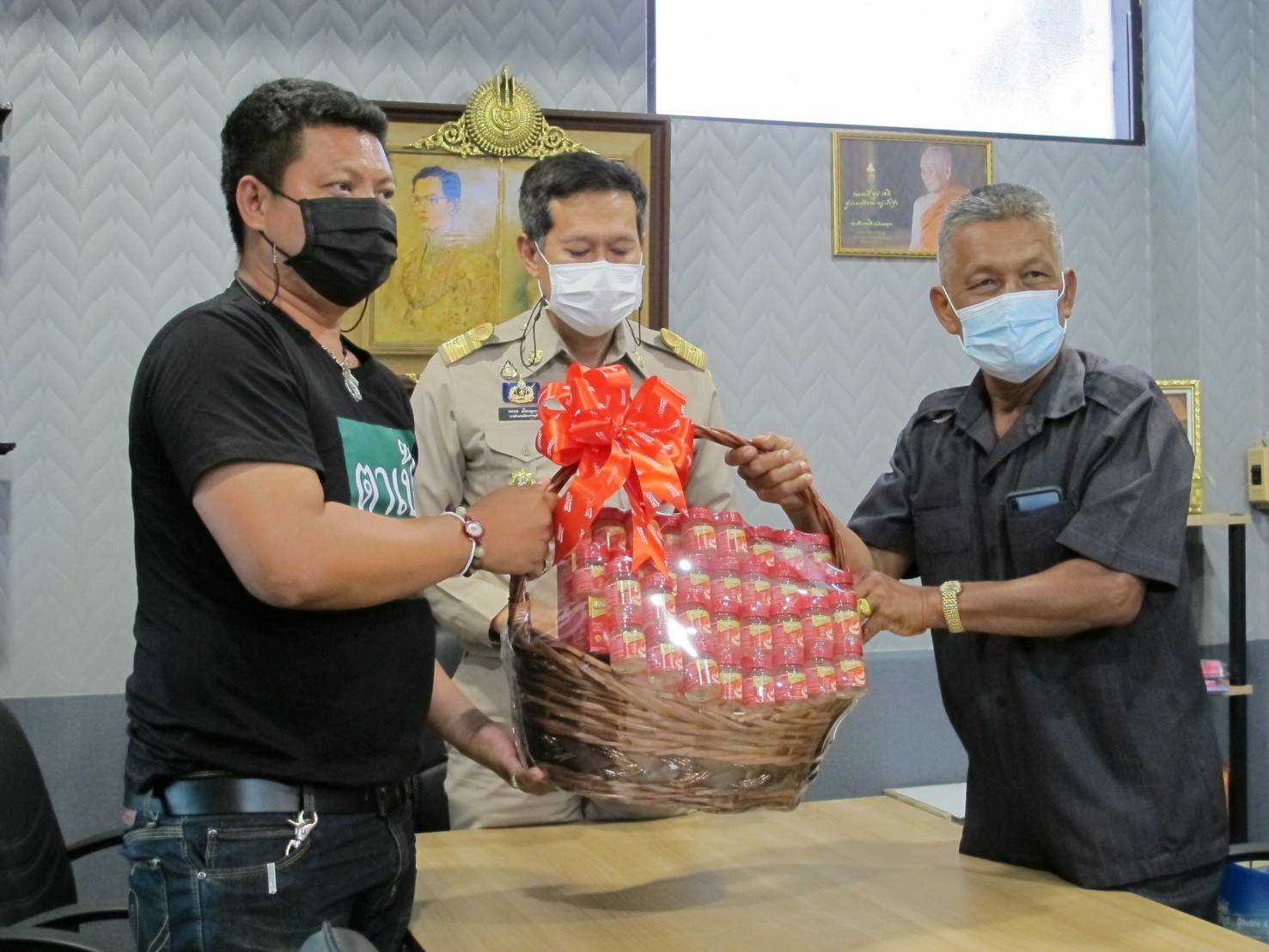 ลุงของหนุ่มร่อนทองนำกระเช้าขอโทษตาเป้