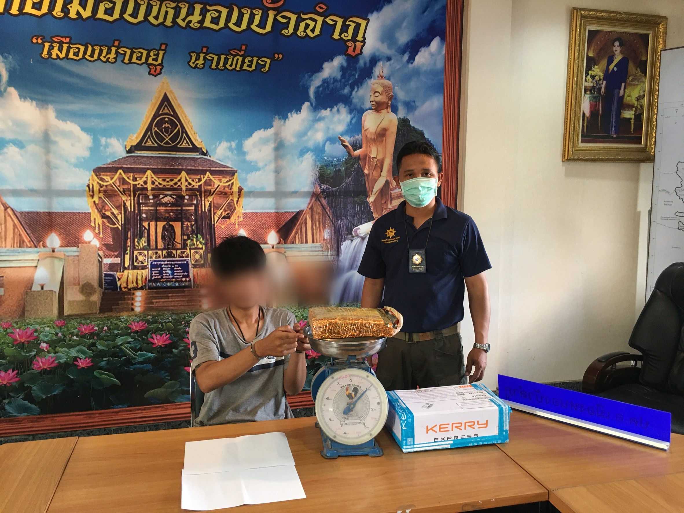 รวบหนุ่มหัวดีสั่งกัญชาผ่านเคอรี่มาขาย​ จนท.ซ้อนแผนบุกเข้าจับกุมรับสารภาพทำมาหลายครั้งแล้ว  
