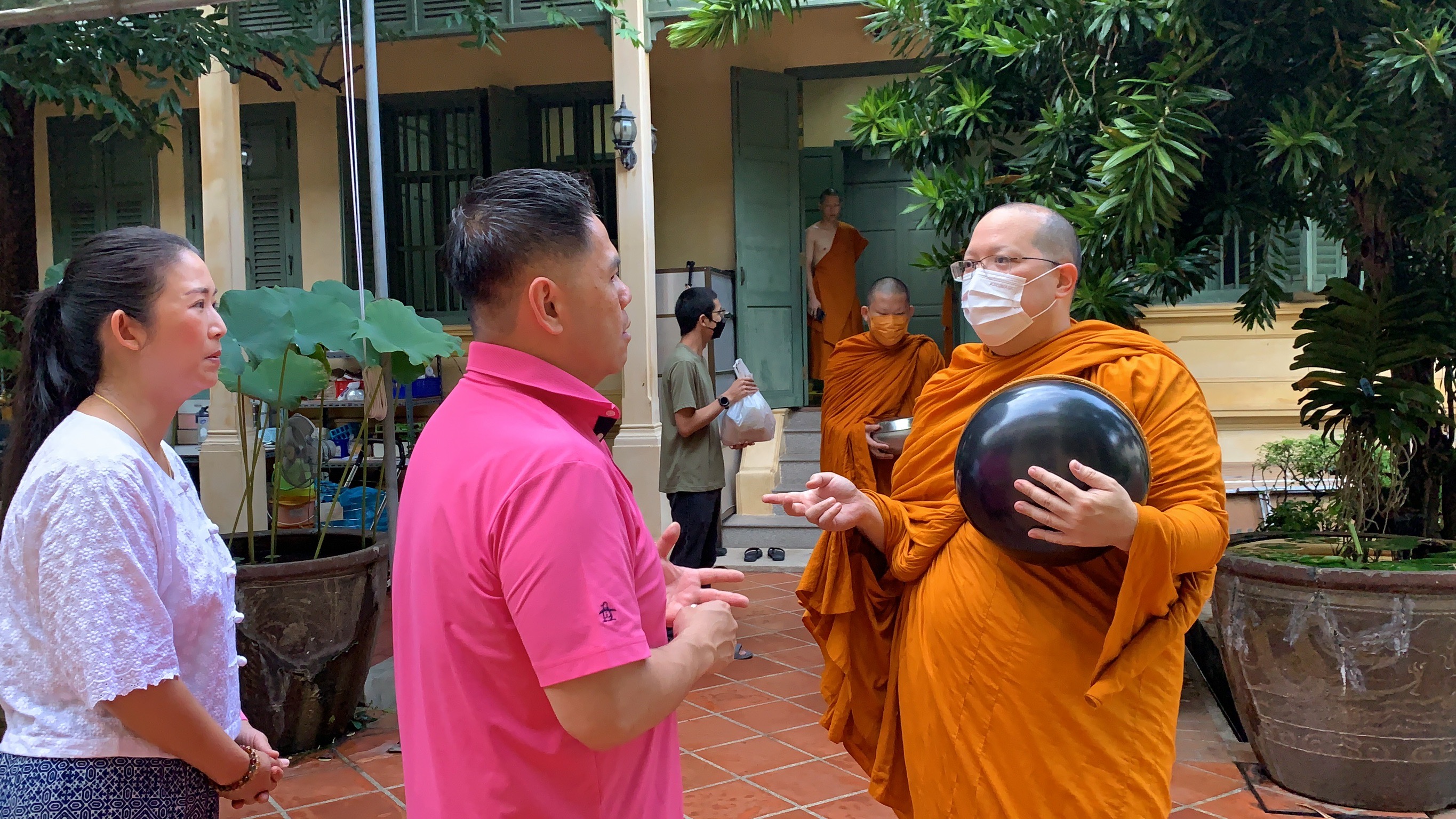 "วราวุธ" ย่องเป็นเด็กวัด เดินตาม "เจ้าคุณไฉน" ออกบิณฑบาตย่านบางลำพู บอกวันนี้ เข้าวัดทำบุญ หาความสุขทางใจ ไม่หาเสียง