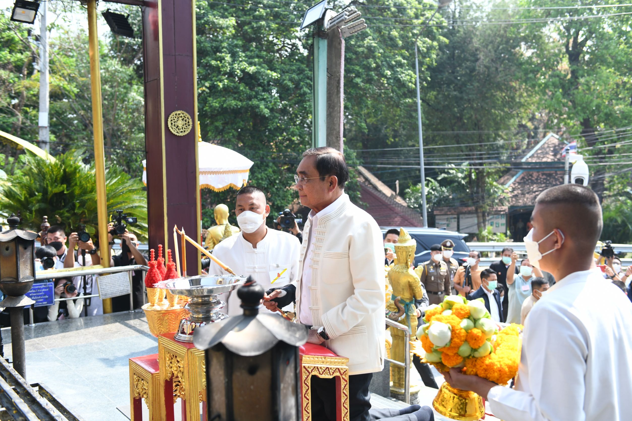 "นายกฯ" สักการะอนุสาวรีย์ครูบาศรีวิชัย ก่อนนมัสการพระบรมธาตุดอยสุเทพ 