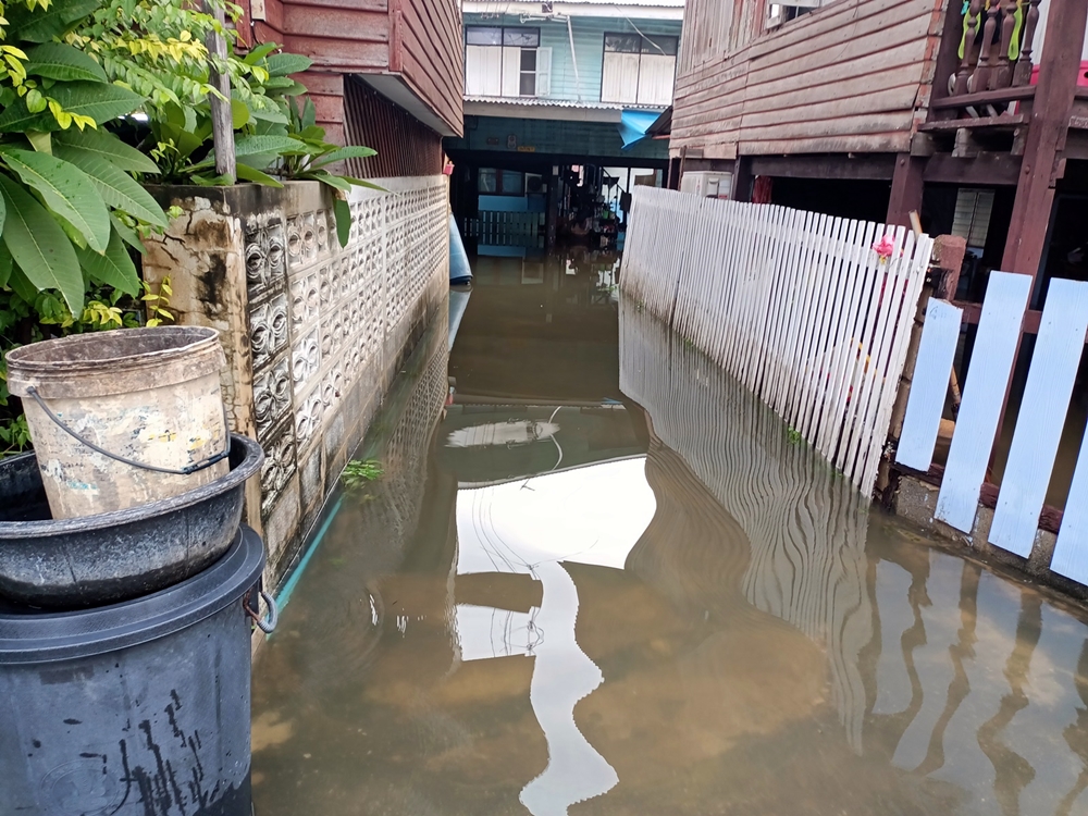 พิษฝนตก!! คูคตน้ำท่วมสูงกว่า 30 เซนติเมตร