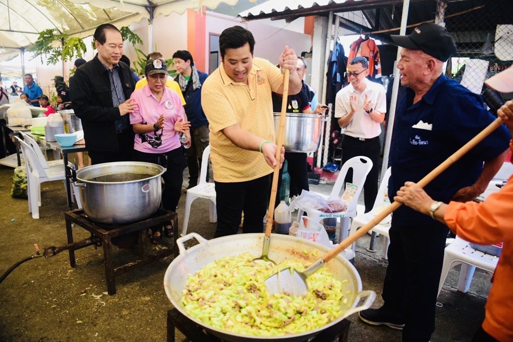 “ท่านอ้น” ให้กำลังใจเจ้าหน้าที่เทศบาลนครเชียงราย ช่วยเหลือน้ำท่วม