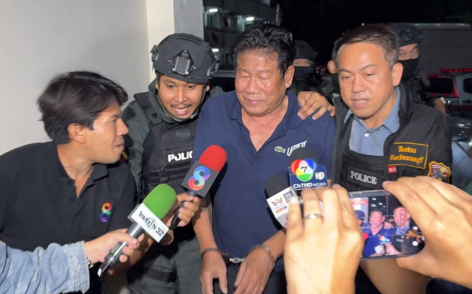 คุม “ฉลอง เรี่ยวแรง” กลับโรงพัก หลังค้นบ้านพบกระสุน 30 นัด เจ้าตัวเงียบไม่ตอบสื่อ