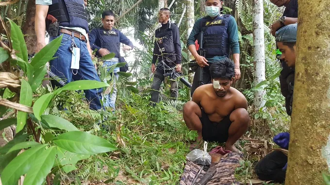 ตำรวจ สภ.รัตภูมิ สนธิกำลังปิดล้อมบ้านเอเย่นต์ค้ายา เละรวบตัวได้คาบ้านพัก 