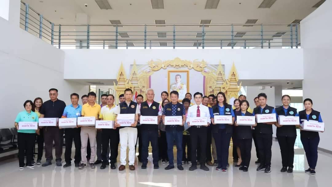 นพ.สสจ.กาญจนบุรี รับมอบผลิตภัณฑ์กำจัดลูกน้ำยุง จาก นายกอบจ.นำไปใช้กำจัดลูกน้ำในแหล่งน้ำลดการแพร่ระบาดโรคไข้เลือดออก