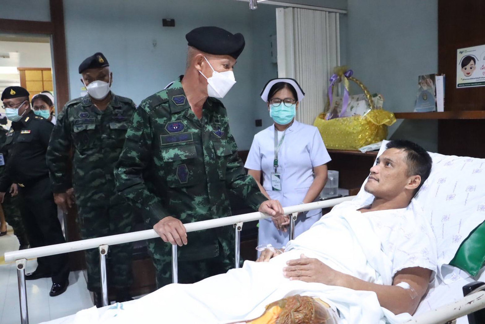 รองแม่ทัพภาค 4 เยี่ยม “ส.อ.บุริศวร์” หลังบาดเจ็บเหตุปล้นทอง
