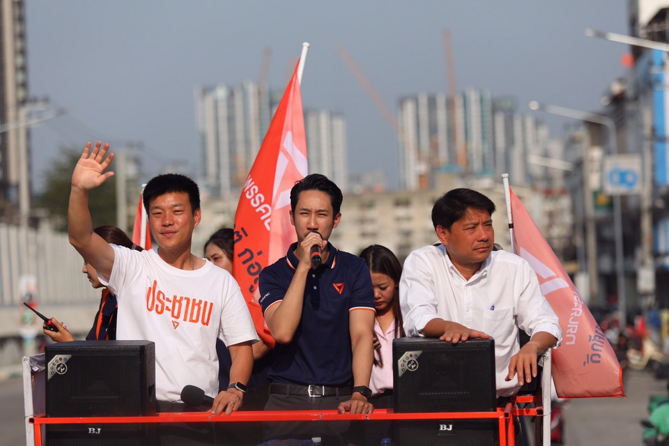 “ณัฐพงษ์” ขึ้นรถแห่ ขอบคุณทุกคะแนนเสียง  หลังปชน.แลนด์สไลด์กทม. 
