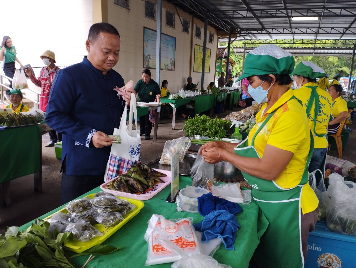รองผู้ว่าฯยโสธร หิ้วถุงผ้าจ่ายตลาด เป็นแบบอย่างที่ดีประชาชนเพื่อลดโลกร้อน